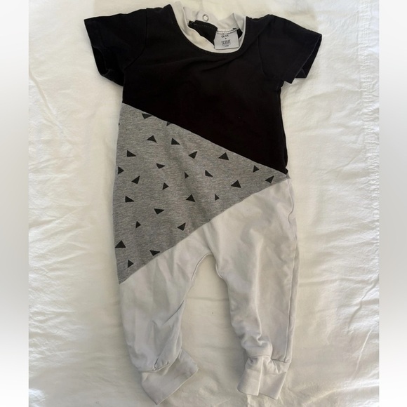 Lot of 6 Baby Boy/Girl -Black & White -3 Outfits + Extra Bodysuit -Size 3-6month - Picture 8 of 11